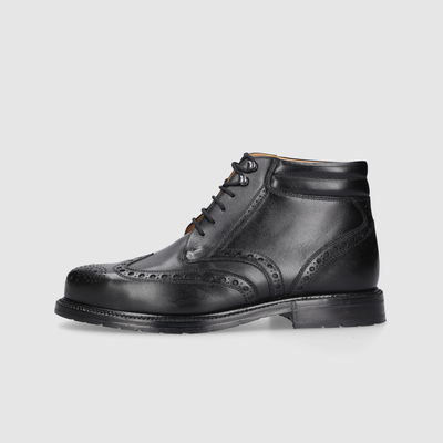 Brogues men's shoes with perforated decoration