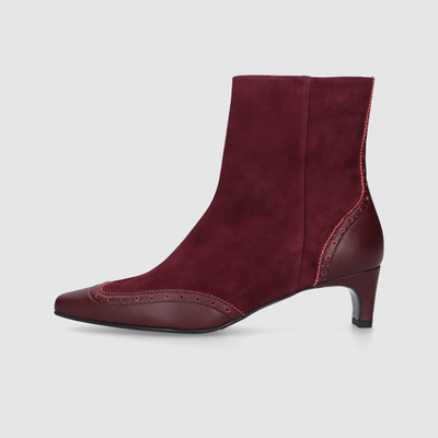 Text: Business shoes for women